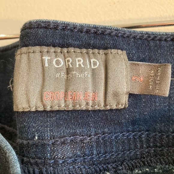 TORRID Sz  2 (2x) Crop Lean Mid Wash Jeans NWT - Picture 4 of 8